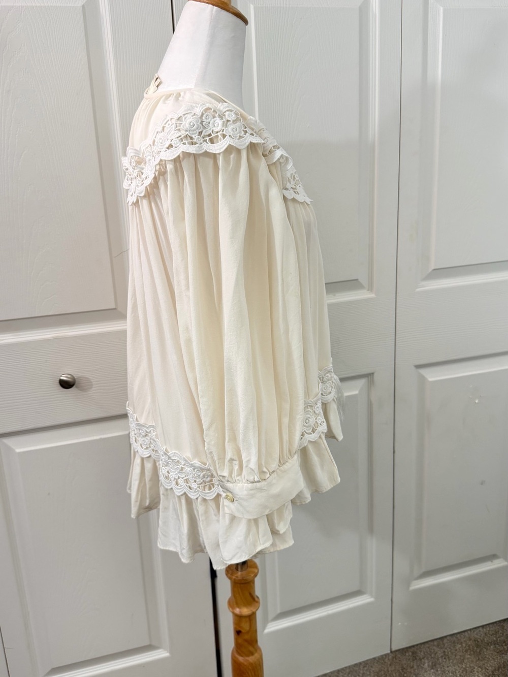 Kate Spade New York Silk Lace Ruffle High Low Boho Blouse Ivory womens Medium - Picture 2 of 12